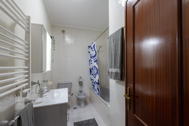 Bad (mit WC, Dusche, Bidet) in Appartment A (Obergeschoss)