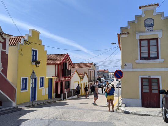 Bunt: Häuser in Costa Nova